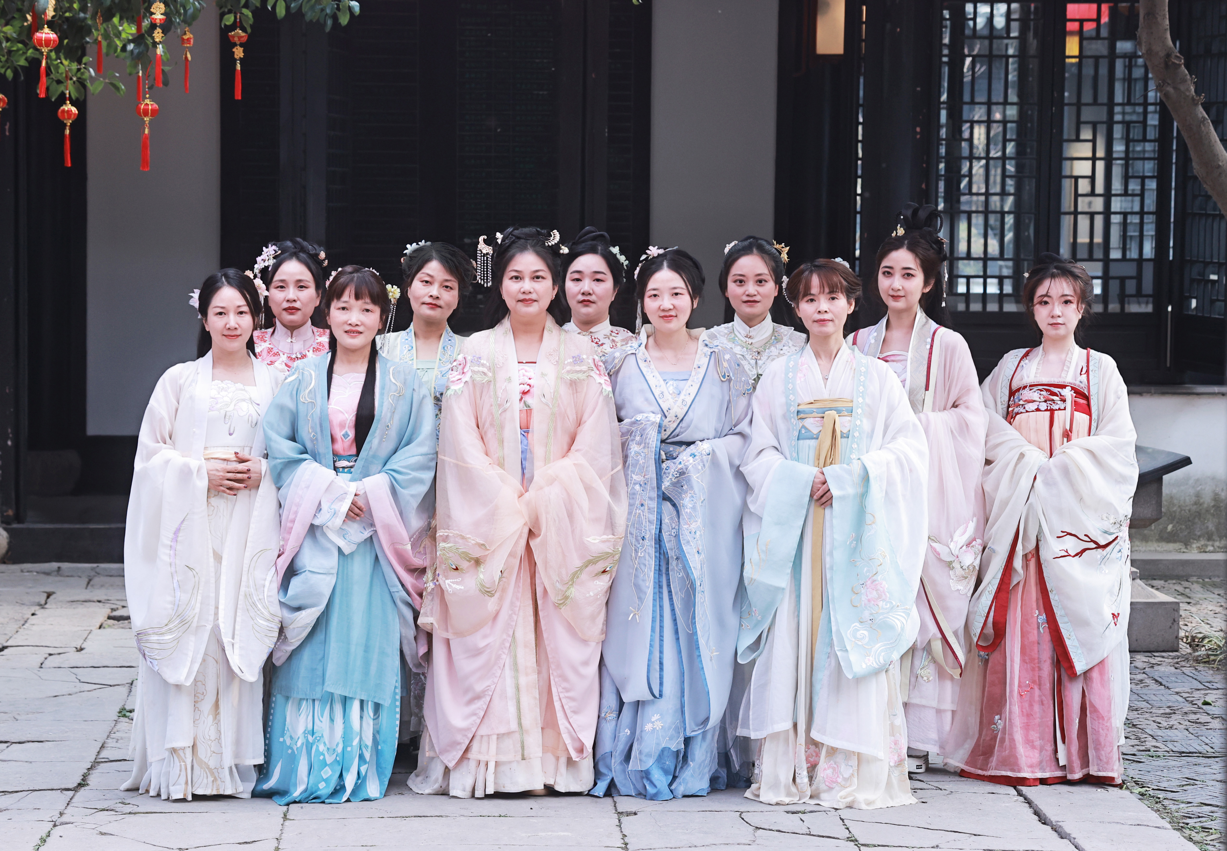 三八婦女節(jié)丨漢服游園，書(shū)香拾趣，致敬奮斗的妳！